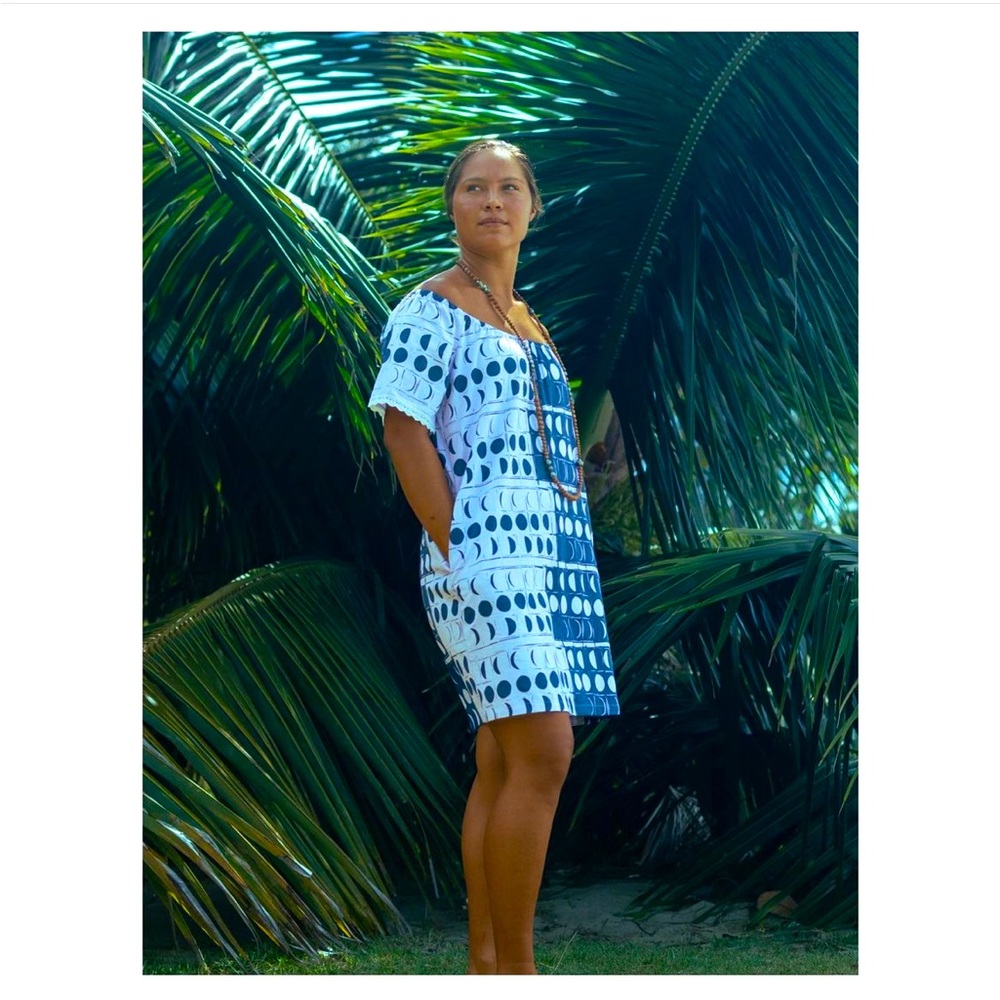 kealopiko small, brand new. Dress is lavender/pinkish& blue not black/white.